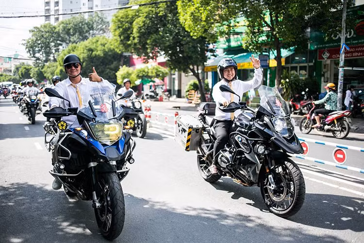 Trong đoàn xe môtô phân khối lớn rước dâu này, ngoài việc các thành viên khoác lên mình nhưng bộ cánh lihcj lãm, bẻnh váo - các mẫu xe của BMW Motorrad như; R NineT, R1200 GSA, R1200 GS... còn được lau chùi sạch sẽ, bóng bẩy với chữ "song hỉ" dán trên đầu.