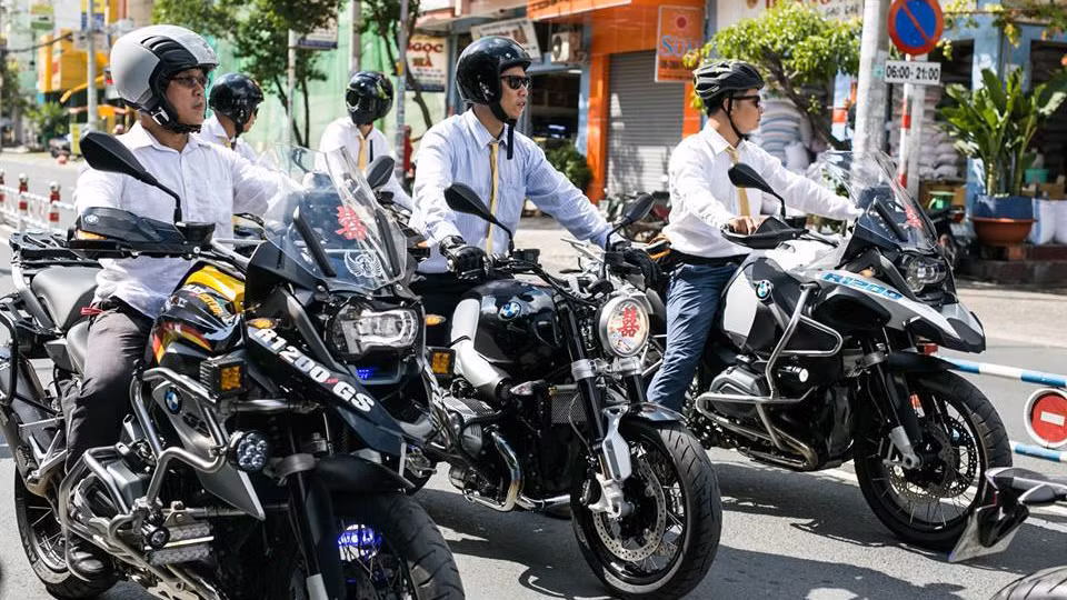 Khác với phong cách của những tín đồ xe môtô Đức "phiêu" trên các cung đường với quần áo, giày bảo hộ thường thấy trên các cung đường. Ngày hôm nay những chàng trai đi môtô BMW trở nên bảnh bao hơn với áo sơ mi trắng đóng thùng, đeo cà vạt.