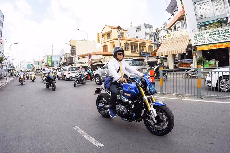  Mang dáng vẻ đầy lịch lãm và điềm tĩnh hơn trong ngày vui của đồng đội khi diễu hành tại đám cưới, nhưng mỗi thành viên vẫn rất "đậm chất" biker khi cưỡi trên "chiến mã" BMW Motorrad của mình.