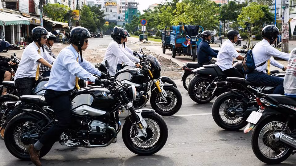 Cách đây 2 tháng, các thành viên BMW Motorrad này đã vượt hơn ngàn cây số từ Sài Gòn ra thủ đô Hà Nội để tham dự triển lãm BMW World Expo Vietnam 2016 trên những chiếc BMW R NineT, R1200 GS, R1200 GSA, F800R.