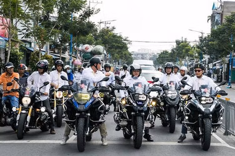 Chiếc siêu xe sang Bentley được làm xe rước dâu, nó được "hộ tống" bởi dàn xế nổ PKL BMW hoành tráng - đoàn xe đã có màn diễu hành ấn tượng trên các con phố tại TP HCM để "đưa nàng về dinh".