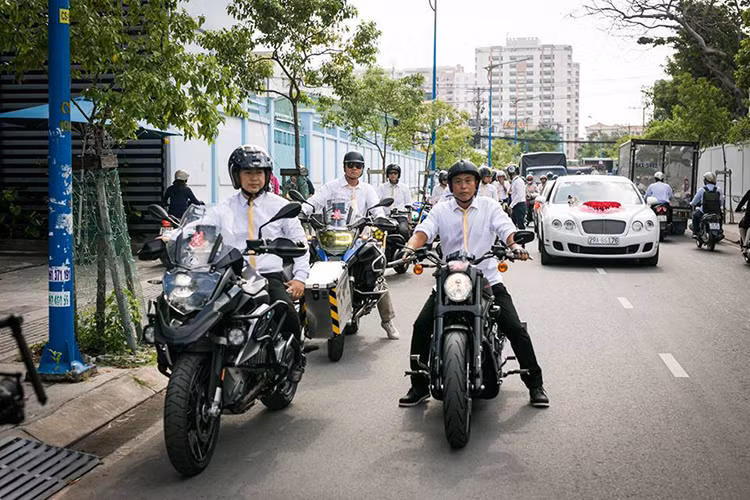 Mặc dù "tuổi đời" của Clb BMW R nineT team Sài Gòn cũng chưa dài, mới chỉ thành lập cách đây hơn một năm nhưng số lượng xe và thành viên tham gia đang ngày một tăng lên ngày một đa dạng và phong phú - không chỉ bó hẹp trong phạm vi dòng xe R nineT nữa.