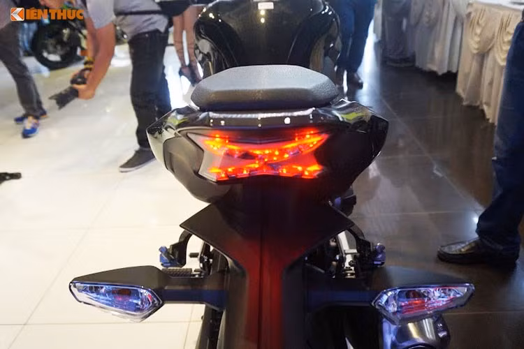 Vốn được thiết kế cho mục đích sử dụng hàng ngày, mẫu naked-bike Z900 phiên bản mới có tư thế ngồi khá thoải mái, thẳng lưng không bị gồ người. Đèn hậu dạng của xe dạng LED hình chữ Z phía sau, xi nhan tách rời đặt thấp nhưng so với Z800 cụm đèn hậu của Z900 không ấn tượng bằng.