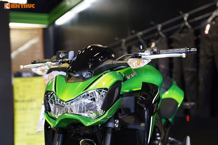 Được tạo ra nhằm thay thế cho Z800, Z900 sở hữu thiết kế hoàn toàn mới đầy hấp dẫn và thể thao. Ở phía trước, phần đầu của chiếc xe đã có kiểu dáng cân đối và mềm mại hơn so với Z800 cũ, đồng thời có thêm đèn demi nằm phía trên hốc mặt nạ. Xi nhan của xe thiết kế cao, sát với tay lái.