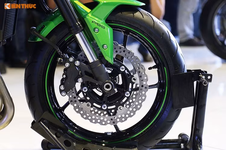 Tương tự như người tiền nhiệm Z800, Z900 phiên bản mới vẫn được trang bị phuộc USD ở phía trước và hệ thống phanh đĩa kép với heo Nissin 4 piston có chống bó cứng ABS. Tuy nhiên, thiết kế mâm của xe đã chuyển từ 3 cánh chữ Y thành 5 cánh. Lốp trước của xe có kích thước 120/70/17.