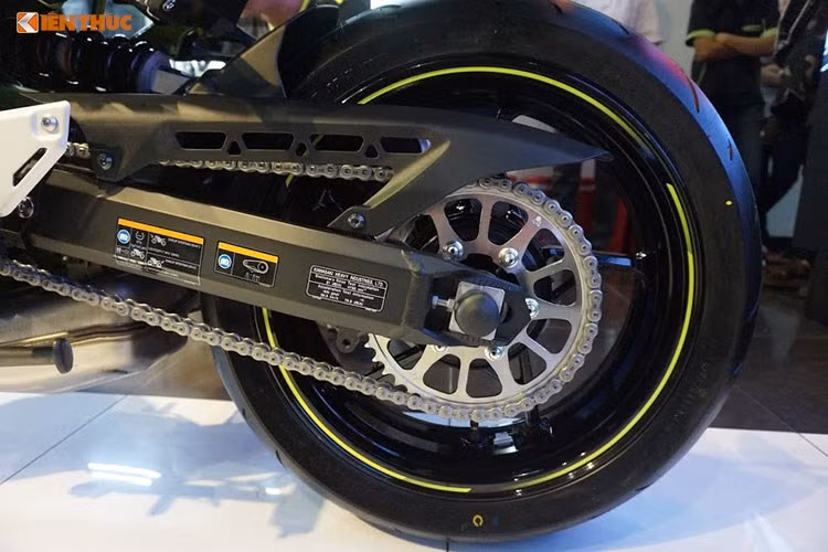 Phía bánh sau của xe được trang bị lốp Dunlop bản 180/55/17, truyền động của xe nhờ xích 525 để hạn chế sự hao hụt công suất. Phuộc sau của Z900 cũng có khả năng điều chỉnh độ nhún. Phanh đĩa đơn phía sau của mẫu xe này cũng được Kawasaki trang bị hệ thống phanh ABS tiêu chuẩn.