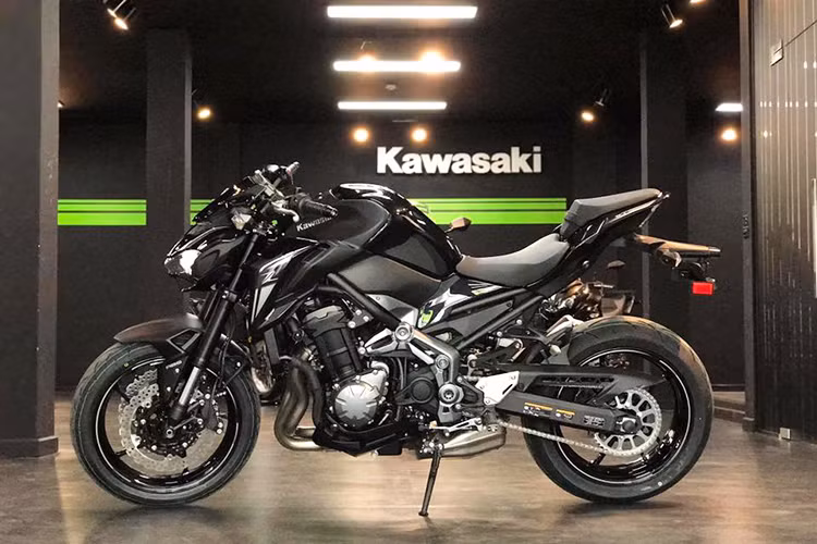Mẫu xe môtô Kawasaki Z900 bản 2018 về thị trường Việt Nam khá sớm, đây được xem là phiên bản nâng cấp của thế hệ trước với ngoại hình không thay đổi quá nhiều. Tuy nhiên, so với thế hệ Z800 trước đây, Z900 được nâng cấp toàn diện, từ ngoại hình cho tới những tính năng bên trong.