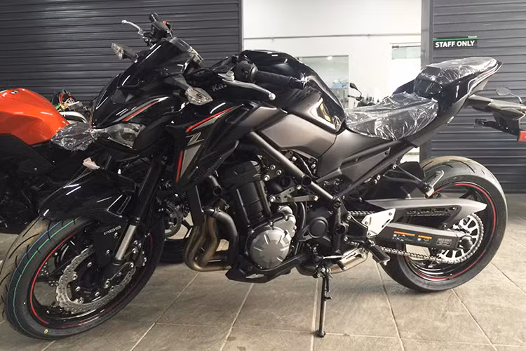 Trên mẫu xe naked-bike 900cc này, hãng xe máy Kawasaki vẫn trung thành với ngôn ngữ thiết kế Sugomi đầy cá tính của mình, nó cũng từng tạo nên thương hiệu xe môtô của hãng xe Nhật Bản trong thời gian qua. Điểm hấp dẫn trên mẫu xe này là hệ thống khung thép kiểu lưới mắt cáo siêu nhẹ, trọng lượng chỉ 13,5 kg nhưng tăng cường độ cứng.