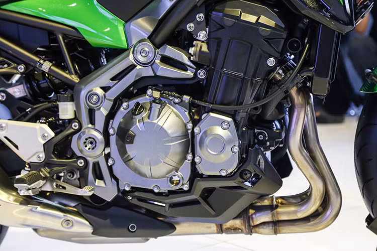 Cỗ máy này cũng có ly hợp chống trượt khi dồn số Assist &amp; Slipper Clutch. Piston của Z900 sử dụng phương pháp đúc nhiệt dưới áp lực cao, giúp giảm trọng lượng và bền ngang piston rèn. Hộp số được thiết kế lại với tỷ số truyền ngắn, vì vậy khả năng tăng tốc và hoạt động trơn tru hơn. Hệ thống ly hợp chống trượt Assist &amp; Slipper Clutch giúp những tay lái mới không bị phanh động cơ thắng gấp khi sang nhầm số.