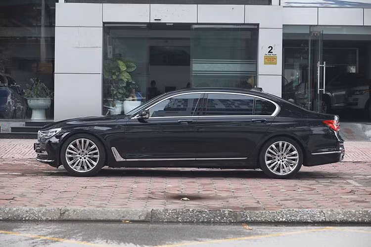 Tại Việt Nam, BMW 730 Li hiện đã ra mắt những phiên bản mới nhất vào năm 2020 vừa qua. Tuy nhiên những chiếc BMW 730 Li đời cũ đã qua sử dụng vẫn không hề hết đi độ "hot" và được nhiều khách hàng quan tâm. Chiếc xe BMW 730 Li đời 2016 chào bán tại Hà Nội trong bài viết này là một ví dụ, khi sở hữu ngoại hình cùng các chi tiết khá bắt mắt.