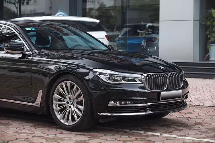 Thuộc phiên bản "thân dài" nên 730Li có chiều dài lên tới 5,238mm - lớn hơn so với các bản BMW 7 Series thế hệ thứ 6 khác. Ngoại hình của chiếc xe cũng không có khác biệt đáng kể nào so với bản trước đó, với một số điểm nhấn như đèn pha Adaptive LED có khả năng điều chỉnh góc chiếu theo hướng đánh lái, các chi tiết mạ chrome...