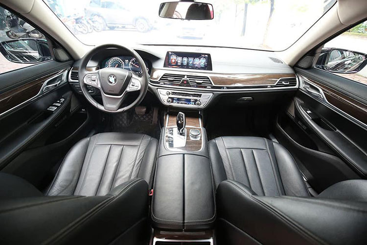 Sự đơn giản và vẫn sang trọng tiếp tục được BMW thể hiện ở phần nội thất trên dòng 7 series thế hệ thứ 6. Chính giữa bảng táp lô là một màn hình cảm ứng sắc nét 10,25 inch với công nghệ cảm ứng điện dung Touch Display, các thao tác với bảng điều khiển này cũng dễ dàng và đơn giản thông qua hệ thống nút bấm hoặc nút điều khiển thông minh iDrive hình tròn với công nghệ cảm ứng nằm ở khu vực gần cần số.