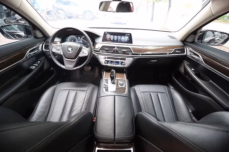 Sự đơn giản và vẫn sang trọng tiếp tục được BMW thể hiện ở phần nội thất trên dòng 7 series thế hệ thứ 6. Chính giữa bảng táp lô là một màn hình cảm ứng sắc nét 10,25 inch với công nghệ cảm ứng điện dung Touch Display, các thao tác với bảng điều khiển này cũng dễ dàng và đơn giản thông qua hệ thống nút bấm hoặc nút điều khiển thông minh iDrive hình tròn với công nghệ cảm ứng nằm ở khu vực gần cần số.