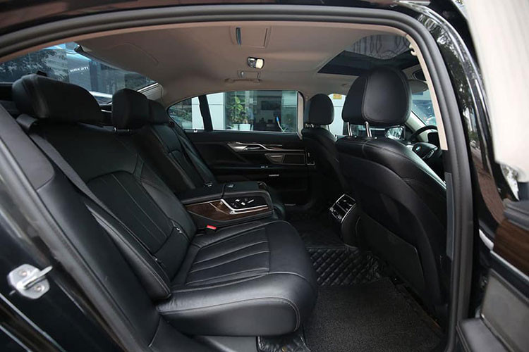 Một số trang bị hấp dẫn khác trên 730Li mới gồm rèm che nắng cùng ghế có sưởi cho tất cả các hàng ghế, cửa hít tự đóng, chìa khóa thông minh kèm màn hình BMW Display Key, hệ thống đóng mở không cần chìa khóa Comfort Access... Ngoài ra, chiếc xe cũng được trang bị sẵn hệ thống âm thanh cao cấp từ hãng Harman/Kardon.