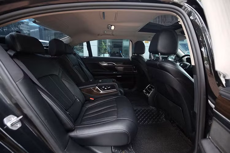 Một số trang bị hấp dẫn khác trên 730Li mới gồm rèm che nắng cùng ghế có sưởi cho tất cả các hàng ghế, cửa hít tự đóng, chìa khóa thông minh kèm màn hình BMW Display Key, hệ thống đóng mở không cần chìa khóa Comfort Access... Ngoài ra, chiếc xe cũng được trang bị sẵn hệ thống âm thanh cao cấp từ hãng Harman/Kardon.