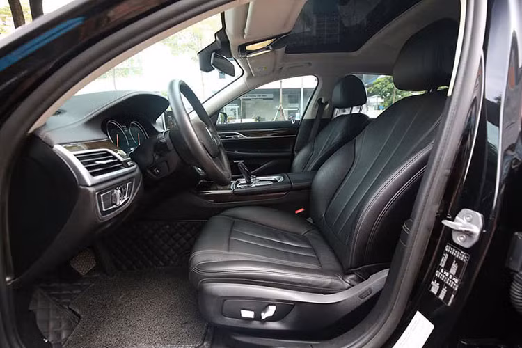 Bên cạnh đó Hệ thống điều khiển bằng cử (BMW Gesture Control) lần đầu xuất hiện trên mẫu xe BMW sử dụng công nghệ cảm biến ba chiều để nhận diện các cử chỉ tay của người dùng trước bảng điều khiển trung tâm và chuyển đổi thành câu lệnh. Hệ thống BMW Gesture Control cung cấp 04 chỉ lệnh được lập trình sẵn và 01 lệnh còn lại do người lái tự thiết lập riêng theo ý thích. Thêm vào đó là hệ thống dẫn đường chuyên dụng BMW Navigation Professional giúp việc di chuyển dễ dàng hơn.