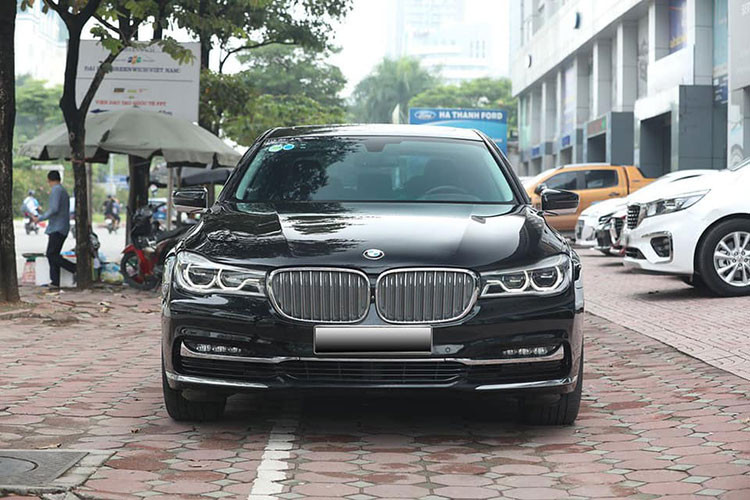 Khả năng điều khiển của mẫu xe BMW 730Li cũng khá linh hoạt nhờ vào hệ thống trợ lực lái thông minh, bánh sau có khả năng đánh lái nhẹ và hệ thống treo khí nén... Giá xe BMW 730 Li 2016 khi mới ra mắt tại Việt Nam vào năm 2016 có mức bán ra chính hãng là hơn 4,1 tỷ, nếu thêm tuỳ chọn sẽ lên đến 4,4 tỷ đồng. Trên thị trường xe cũ mẫu xe này hiện được chào bán khoảng 2 tỷ đồng (tuỳ vào hình thức và độ mới).