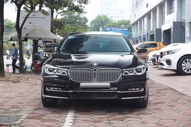 Khả năng điều khiển của mẫu xe BMW 730Li cũng khá linh hoạt nhờ vào hệ thống trợ lực lái thông minh, bánh sau có khả năng đánh lái nhẹ và hệ thống treo khí nén... Giá xe BMW 730 Li 2016 khi mới ra mắt tại Việt Nam vào năm 2016 có mức bán ra chính hãng là hơn 4,1 tỷ, nếu thêm tuỳ chọn sẽ lên đến 4,4 tỷ đồng. Trên thị trường xe cũ mẫu xe này hiện được chào bán khoảng 2 tỷ đồng (tuỳ vào hình thức và độ mới).
