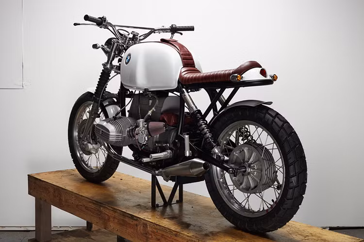 Mang dáng dấp của chiếc xe máy tracker cổ điển, BMW DV100 có bộ vành cỡ lớn với lốp xe được vuốt thon gọn. Bên cạnh đó là các chi tiết trên xe được tối giản hoàn toàn.
