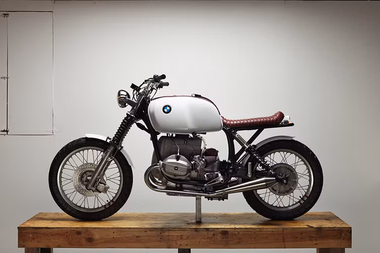 Các phiên bản BMW DV100 đều sở hữu bộ cánh với tông màu trắng nâu mang đến vẻ lịch lãm hoài cổ. Dự kiến mẫu xe này sẽ chỉ được sản xuất với số lượng giới hạn và xe sẽ chính thức bán ra vào năm 2016.