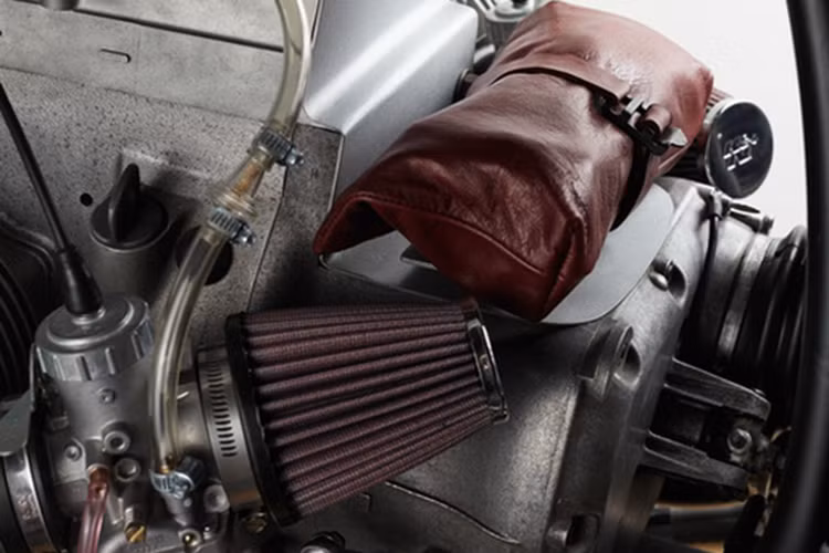 Bên cạnh đó xe còn được kèm theo cả mũ bảo hiểm Bell Bullitt thế kế kiểu cổ điển hay những chiếc kính Cortina hàng hiệu. Đi kèm đó là các tùy chọn màu sắc cho hai món đồ phụ kiện theo xe này.