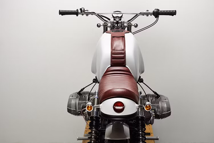 Mẫu xe mang phong cách tracker cổ điển đặc biệt này có rất nhiều bộ phận tùy chỉnh như phần khung sườn máy, phần yên xe được bọc da họa tiết 3D, hay bộ ống xả với thiết kế ấn tượng.