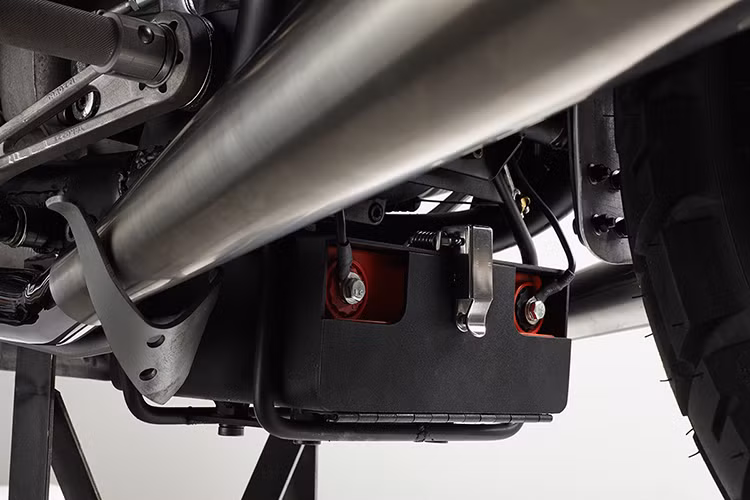 Hệ thống khung, gầm được làm bằng thép không gỉ. Phần ắc quy được giáu kín phía dưới gầm xe và được bọc bằng một chiếc hộp màu đen.