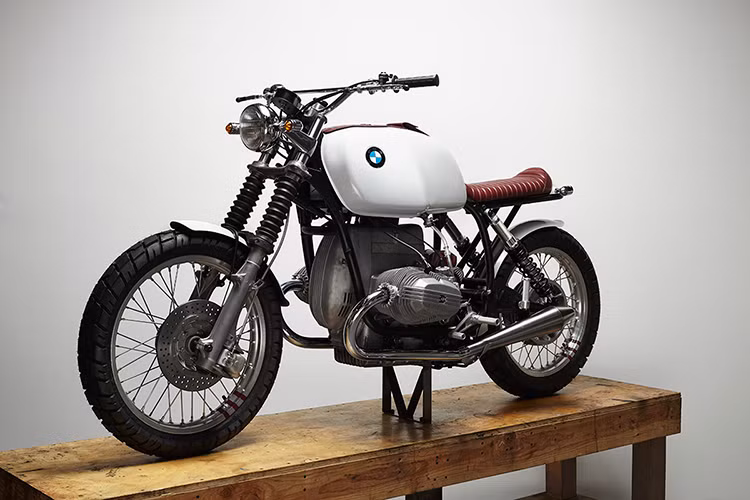 Mẫu môtô BMW DV100 mang phong cách tracker cổ điển này ra đời giữa sự kết hợp của hãng xe máy Đức cùng xưởng thiết kế xe Cardinal Motors và thương hiệu kính mắt Dom Vetro đến từ Ý với cảm hứng từ chiếc BMW R100/7.