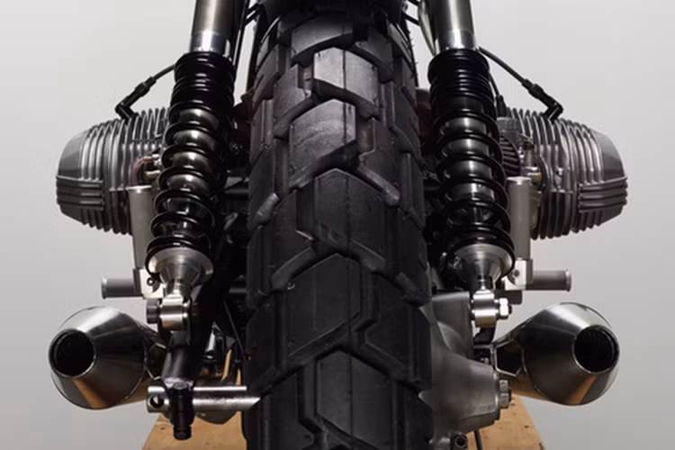 So với R100/7, chiếc DV100 có thiết kế nhỏ nhắn và mượt mà hơn. Vẫn sử dụng động cơ boxer kép từ những năm 1920 nhưng dọc theo xe được trang bị một dải dây và túi da để đựng những chiếc kính hiệu Dom Vetro.