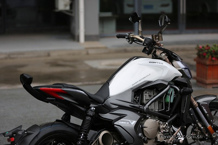 Zontes là một trong những hãng sản xuất xe côn tay mới nổi tại Trung Quốc với hàng loạt những sản phẩm mang hình dáng thiết kế khá táo bạo và thời thượng. Hầu hết các mẫu xe hiện tại của hãng xe tập trung vào phân khúc 300 phân khối với nhiều trang bị và nét thiết kế của các siêu môtô trên thế giới.