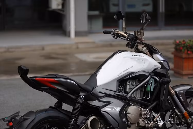 Zontes là một trong những hãng sản xuất xe côn tay mới nổi tại Trung Quốc với hàng loạt những sản phẩm mang hình dáng thiết kế khá táo bạo và thời thượng. Hầu hết các mẫu xe hiện tại của hãng xe tập trung vào phân khúc 300 phân khối với nhiều trang bị và nét thiết kế của các siêu môtô trên thế giới.