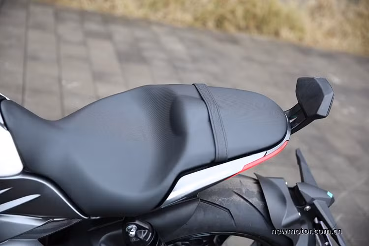 Yên của xe dạng liền, trọng tâm cho người ngồi trước được hạ thấp và cũng có một gờ dựa nhỏ cho người ngồi phía sau khá giống với phong cách siêu môtô Ducati XDiavel. Kích thước của chiếc Zontes 310V mới này được coi là có chiều dài cơ sở tương đối dài, ở mức 1.488mm.