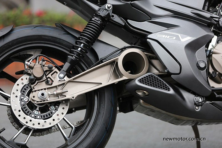 Khung của xe dạng ống thép và phanh đĩa trước có kích thước lớn hơn cả hai "người anh em" 310R và 310X đang bán ra thị trường, kích thước đĩa phanh sẽ là 300mm, tăng từ 50mm so với đĩa phanh của 310R và 310X. Hệ thống phanh đĩa trước sau sở hữu hệ ABS của Bosch.