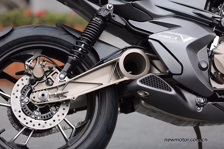 Khung của xe dạng ống thép và phanh đĩa trước có kích thước lớn hơn cả hai "người anh em" 310R và 310X đang bán ra thị trường, kích thước đĩa phanh sẽ là 300mm, tăng từ 50mm so với đĩa phanh của 310R và 310X. Hệ thống phanh đĩa trước sau sở hữu hệ ABS của Bosch.