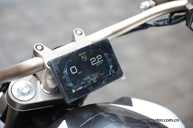 Toàn bộ xe được sử dụng đèn LED và hệ thống treo trước là phuộc hành trình ngược và phía sau là cặp phuộc đôi lò xo cổ điển. Đáng chú ý là hệ thống màn hình hiển thị thiết kế như một chiếc Smartphone được treo lên. Tay lái của xe thiết kế cao, các nút bấm đơn giản.