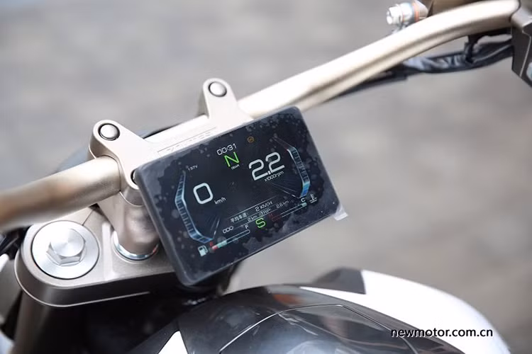 Toàn bộ xe được sử dụng đèn LED và hệ thống treo trước là phuộc hành trình ngược và phía sau là cặp phuộc đôi lò xo cổ điển. Đáng chú ý là hệ thống màn hình hiển thị thiết kế như một chiếc Smartphone được treo lên. Tay lái của xe thiết kế cao, các nút bấm đơn giản.