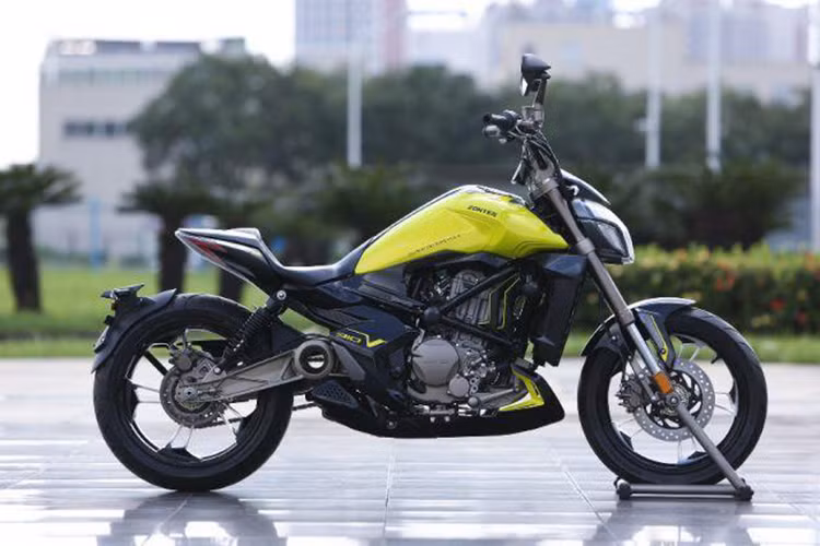 Xe sử dụng khối động cơ được chia sẻ với 2 người anh em của mình là Zontes R310 và X 310 đã được ra mắt tại Thái Lan. Động cơ Zontes 310V mang dung tích 312cc với hệ thống phun nhiên liệu EFI, DOHC 1 xy-lanh, 4 thì, cho công suất tối đa tới 35 hp tại 9.500 vòng/phút và mô-men xoắn cực đại đạt mức 30 Nm tại 7.500 vòng/phút, hộp số côn tay 6 cấp.