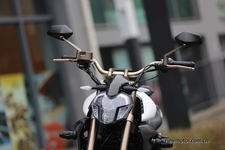 Xe môtô Zontes 310V mang ngoại hình khá giống với mẫu xe nổi tiếng Ducati XDiavel hay Benelli 752S nhưng sở hữu nhiều đường nét cắt xẻ táo bạo và các chi tiết lạ thường. Đáng chú ý là phần đầu đèn của xe mang phong cách không khách gì mẫu xe môtô ăn khách nhà Ducati.