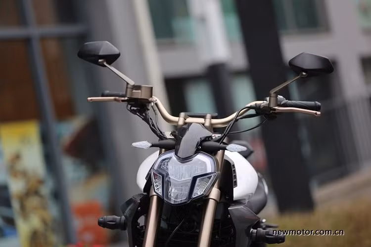 Xe môtô Zontes 310V mang ngoại hình khá giống với mẫu xe nổi tiếng Ducati XDiavel hay Benelli 752S nhưng sở hữu nhiều đường nét cắt xẻ táo bạo và các chi tiết lạ thường. Đáng chú ý là phần đầu đèn của xe mang phong cách không khách gì mẫu xe môtô ăn khách nhà Ducati.