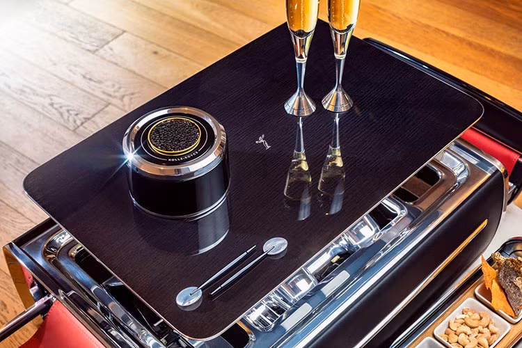 Các chiếc ly có một giá dựng bằng nhôm sắp xếp gọn gàng trong vali để “gợi nhớ ký ức của một động cơ V12 của hãng xe siêu sang Anh quốc.”