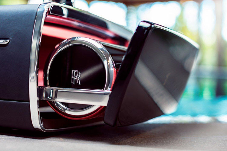 Nói là vậy, thực tế vali rượu của Rolls-Royce xứng tầm một tác phẩm nghệ thuật khi nó có một khung gầm carbon và nhôm giống như các mẫu siêu xe đẳng cấp. Khung gầm này được bọc trong lớp da màu đen và còn được chạm nổi logo nữ thần Spirit of Ecstasy.