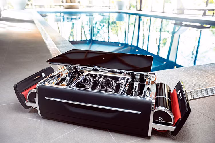 Nếu bạn có 37.000 bảng Anh (khoảng 1,1 tỷ Đồng), bạn có thể mua được rất nhiều thứ bao gồm một chiếc BMW 520i SE mới cứng ở Anh Quốc, hoặc một chiếc 330i đầy đủ trang bị ở Mỹ. Hoặc bạn có thể lựa chọn chiếc vali sâm-panh của Rolls-Royce.