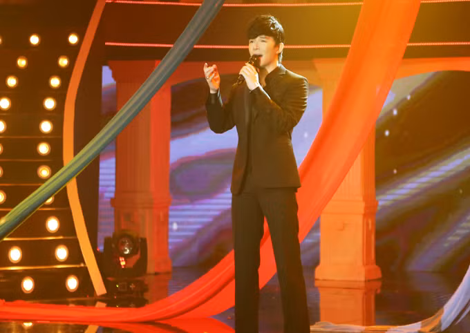 Ngoài việc cưỡi xe sang tiền tỷ, đeo đồ chơi hàng hiệu đến sự kiện, anh chàng ca sỹ đình đám này còn diện thêm bộ Vest vintage đính cúc bằng Gianfranco Ferré giá khoảng 20.000 USD (khoảng hơn 400 triệu đồng)