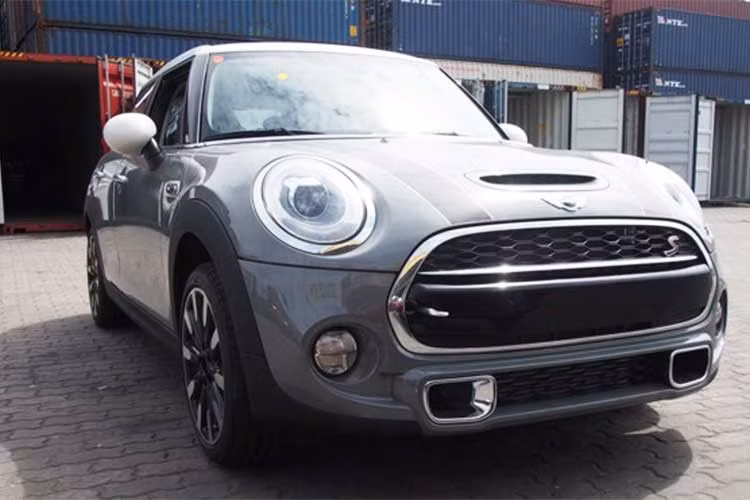 Ngoài việc công bố giá một số dòng xe, thương hiệu xe MINI tại Việt Nam cũng bất ngờ tiết lộ sẽ giới thiệu mẫu xe Countryman thế hệ mới sẽ được nhà phân phối THACO cho ra mắt chính thức vào ngày mai 31/1.