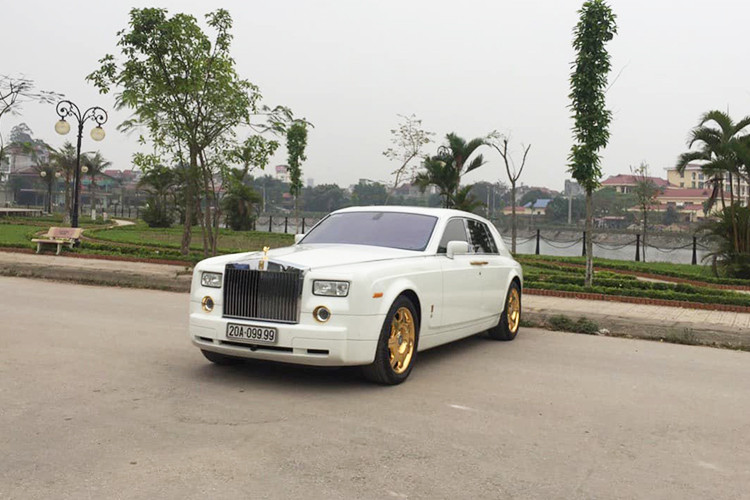 Hiên có khoảng hơn 130 chiếc xe siêu sang Rolls-Royce Phantom đang lăn bánh tại Việt Nam, tuy nhiên có những chiếc xe rất đặc biệt do được chủ nhân mạ vàng ở một số chi tiết ngoại thất. Một trong số đó phải kể đến chiếc Rolls-Royce Phantom đời cũ mang biển kiểm soát Thái Nguyên.