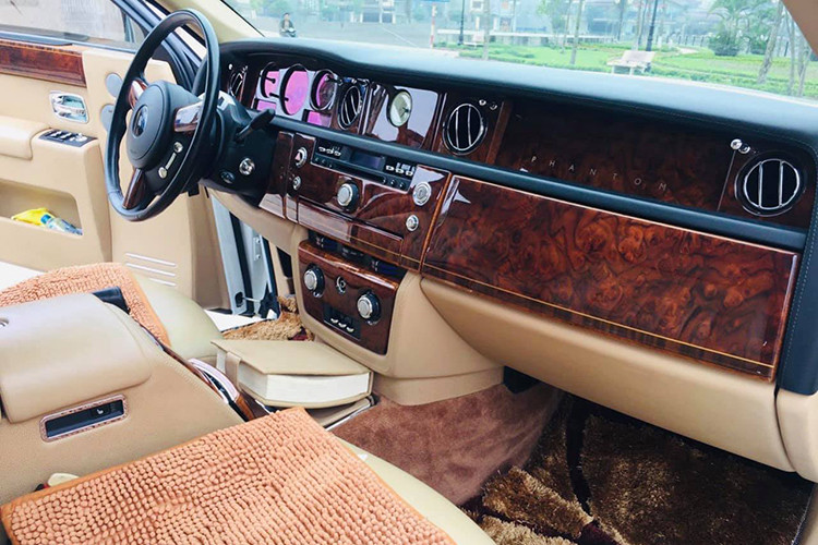 Những trang bị, công nghệ và sức mạnh của chiếc xe Rolls-Royce Phantom đủ để giúp siêu sedan sang trọng này có thể băng băng trên đường giống như một du thuyền trên mặt đất. Về trang bị giải trí, xe được trang bị hệ thống âm thanh High-End Lexicon, màn hình DVD/CD...