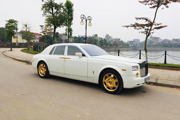 Động cơ của xe siêu sang Rolls-Royce Phantom thế hệ đầu tiên sẽ kết hợp cùng với hộp số tự động 8 cấp, nhờ đó, chiếc xe siêu sang đến từ Anh quốc có thể tăng tốc từ vị trí xuất phát lên 100 km/h chỉ trong khoảng thời gian 5,9 giây trước khi đạt vận tốc tối đa 250 km/h.