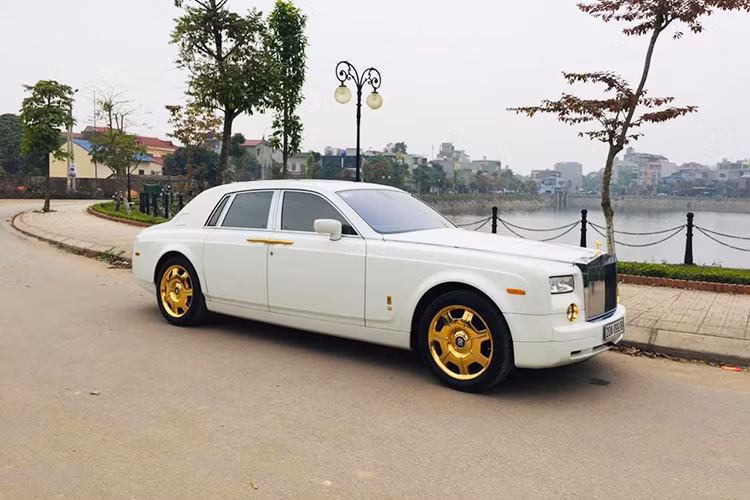 Động cơ của xe siêu sang Rolls-Royce Phantom thế hệ đầu tiên sẽ kết hợp cùng với hộp số tự động 8 cấp, nhờ đó, chiếc xe siêu sang đến từ Anh quốc có thể tăng tốc từ vị trí xuất phát lên 100 km/h chỉ trong khoảng thời gian 5,9 giây trước khi đạt vận tốc tối đa 250 km/h.