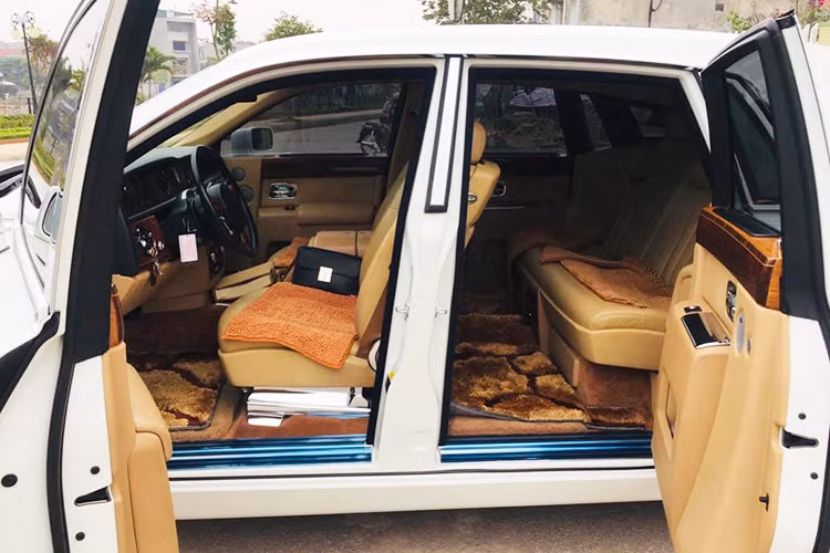 Tối ưu hóa sự thoải mái cho người trong xe, đặc biệt là ở hàng ghế sau được xem là một trong những tiêu chí hàng đầu của các mẫu Rolls-Royce nói chung. Hàng ghế sau cũng tích hợp cả tựa tay di động, quầy bar mini... ngoài ra, sức hút của Phantom dành cho doanh nhân chính là việc nó cực kỳ tĩnh lặng và êm ái khi di chuyển.