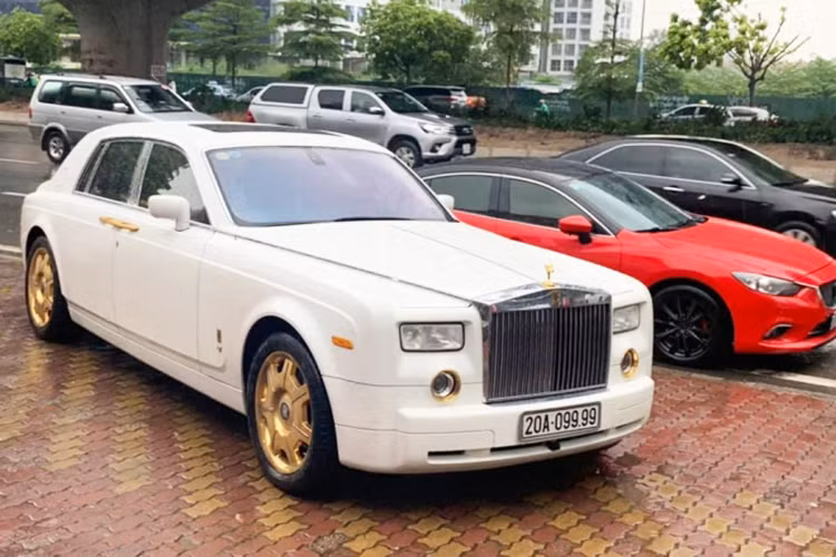 Giá xe Rolls-Royce Phantom biển "tứ quý" 9 mạ vàng ở Thái Nguyên đang được bán ở mức 15 tỷ đồng. Chiếc xe này thuộc đời 2008 nhưng đăng ký lần đầu tiên tại Việt Nam vào ngày 1/4/2014. Hiện chiếc xe siêu sang Rolls-Royce Phantom này đã lăn bánh hơn 48.000 km.